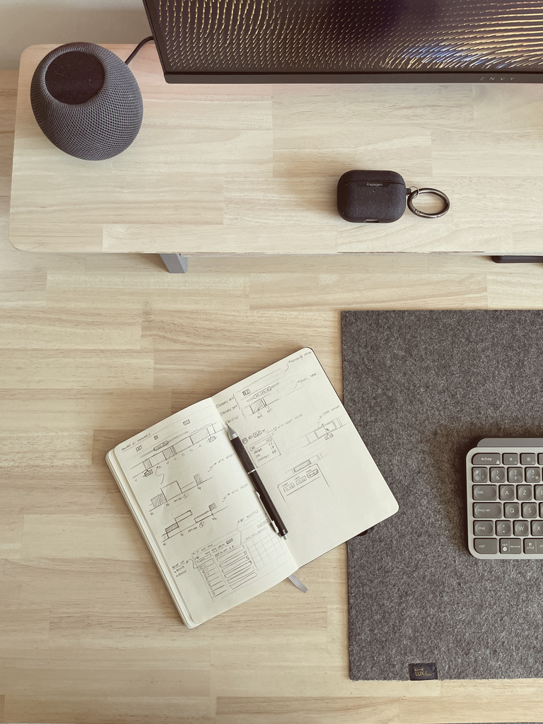 Sous-écran en bois massif sur un bureau